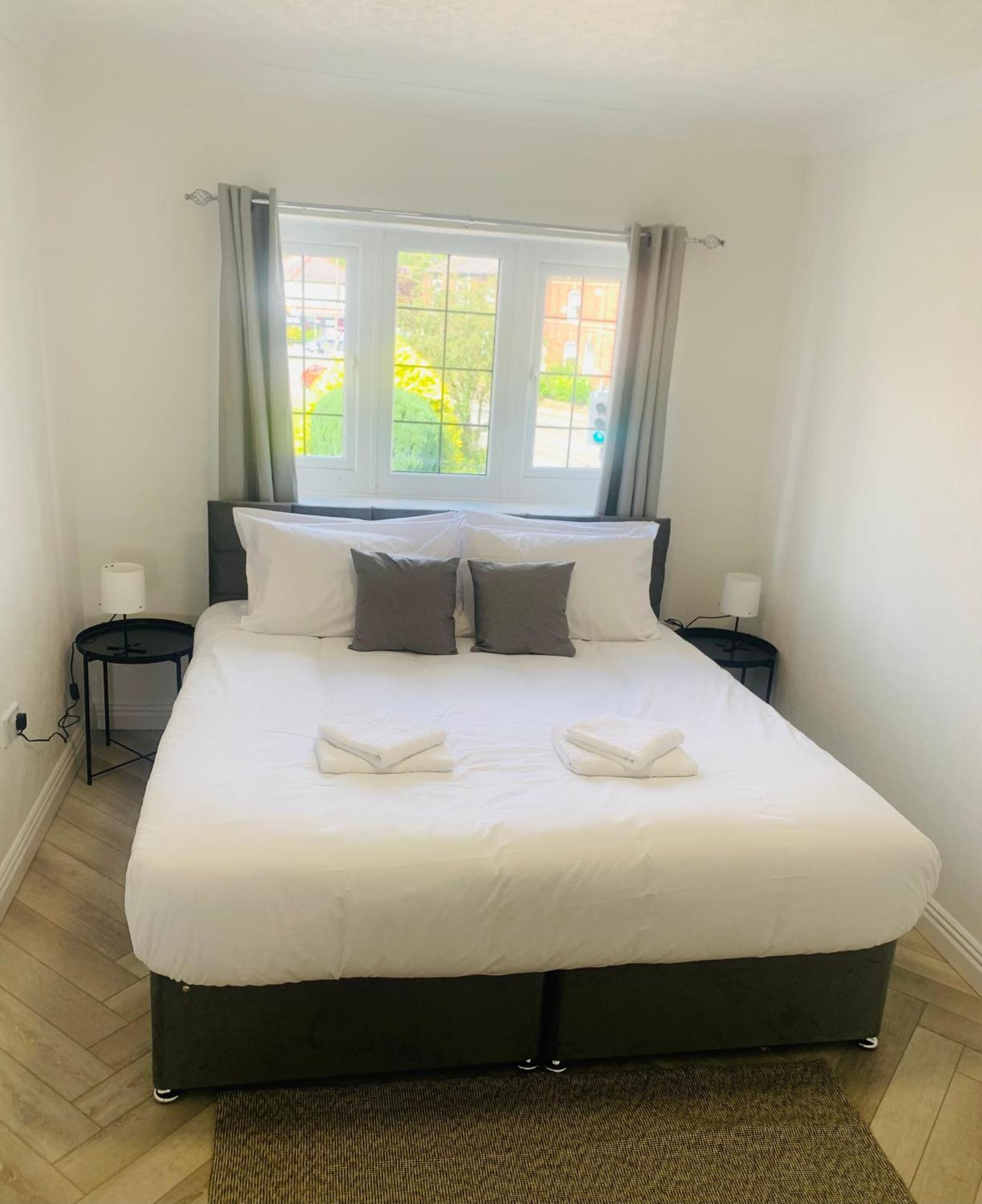Newly Renovated, Modern 3 Bed Apartment Walmersley Kültér fotó